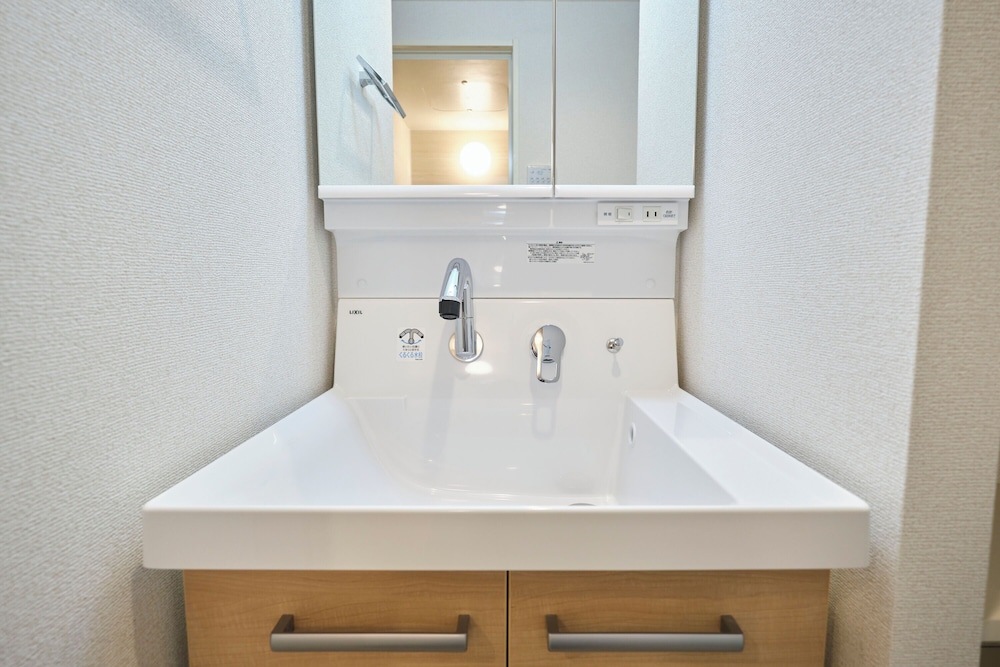 A (6名収容) 禁煙 バスルーム2 | J-ARC 曙橋 by Tranova