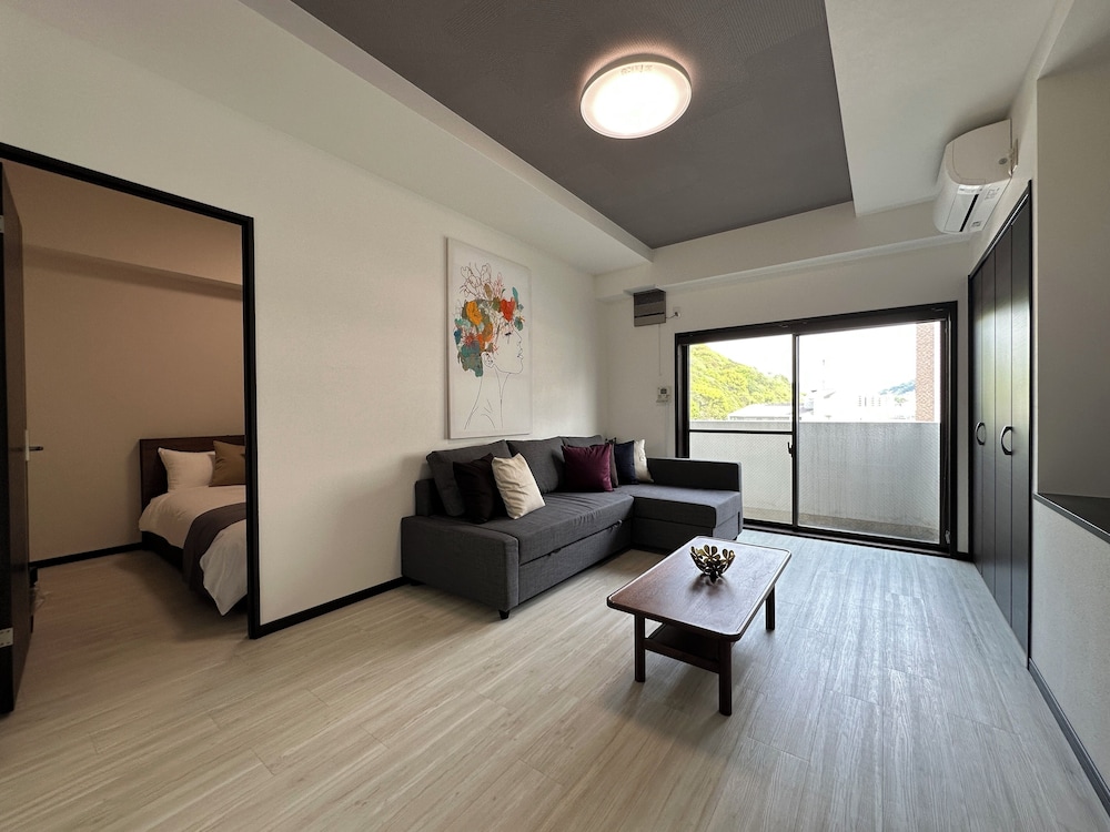 デラックス アパートメント リビング エリア2 | LUXES 比治山 601