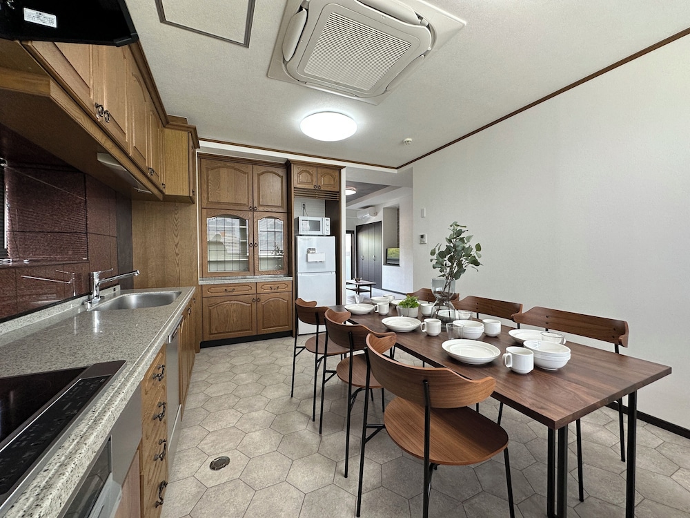 デラックス アパートメント 専用キッチン0 | LUXES 比治山 601