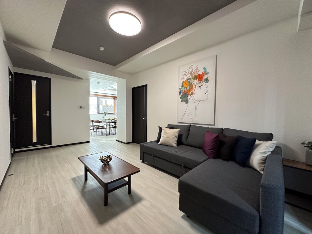 デラックス アパートメント リビング エリア1 | LUXES 比治山 601