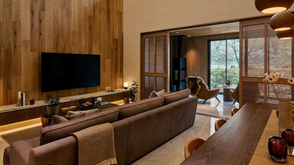 ラグジュアリー ヴィラ ガーデンビュー リビング エリア1 | GLAMDAY STYLE HOTEL SUITE 山ノ麓