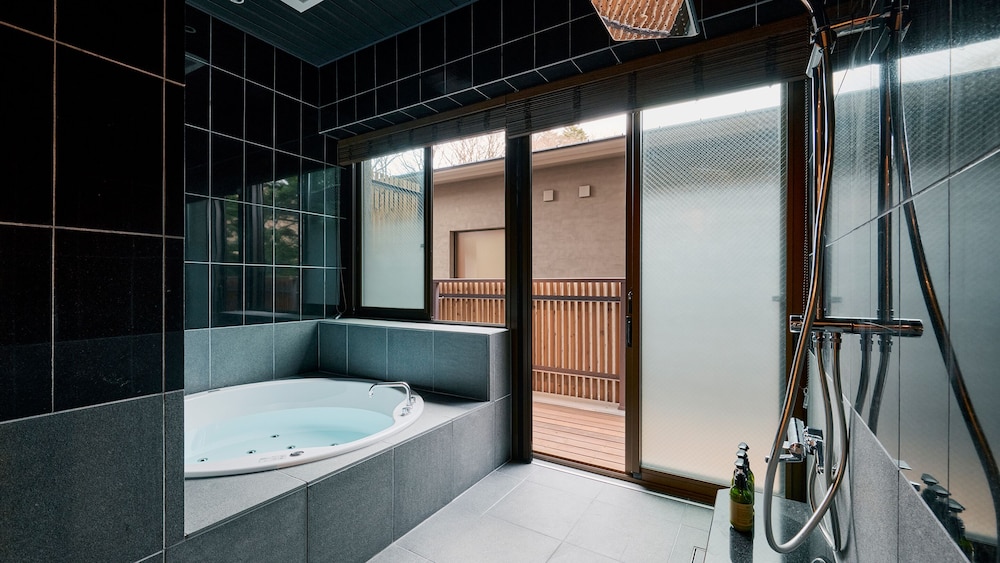 ラグジュアリー ヴィラ ガーデンビュー バスルーム1 | GLAMDAY STYLE HOTEL SUITE 山ノ麓