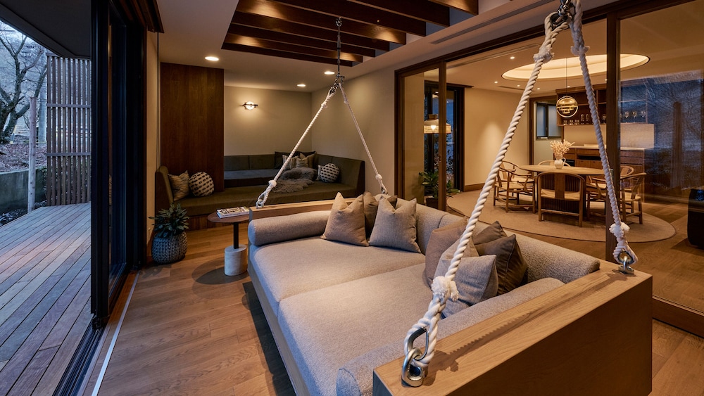 ラグジュアリー ヴィラ ガーデンビュー リビング エリア0 | GLAMDAY STYLE HOTEL SUITE 山ノ麓