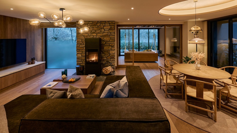 ラグジュアリー ヴィラ ガーデンビュー リビング エリア1 | GLAMDAY STYLE HOTEL SUITE 山ノ麓