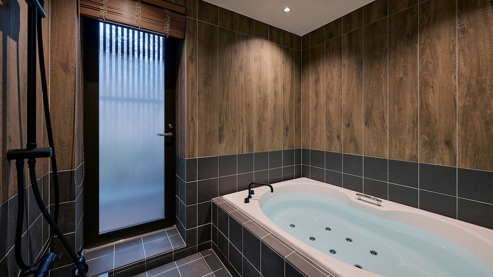 ラグジュアリー ヴィラ ガーデンビュー バスルーム1 | GLAMDAY STYLE HOTEL SUITE 山ノ麓