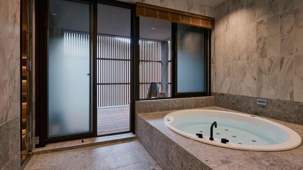 ラグジュアリー ヴィラ ガーデンビュー バスルーム1 | GLAMDAY STYLE HOTEL SUITE 山ノ麓