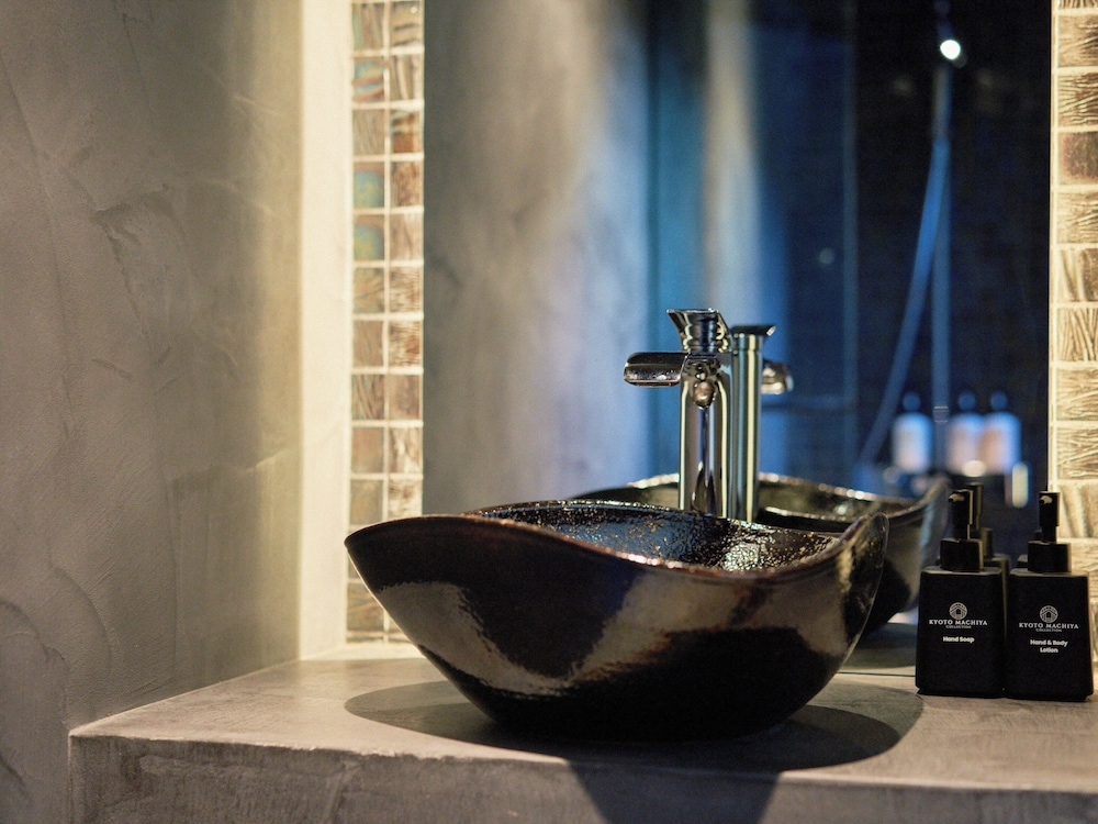 [月見] 2階建て京町家スイート 2ベッドルーム 露天風呂付 禁煙 バスルーム2 | Kyoto Machiya 鴨川ガーデンズ