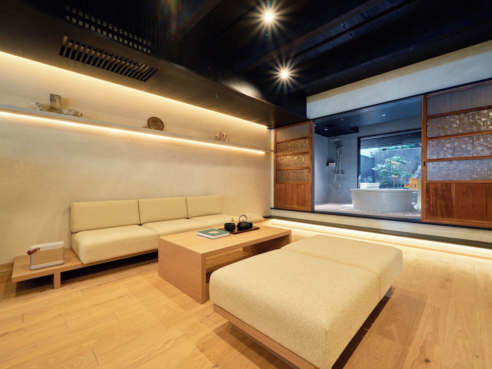 [雪見] 2階建て京町家スイート 3ベッドルーム 露天風呂付 禁煙 (1-6名) リビング エリア1 | Kyoto Machiya 鴨川ガーデンズ