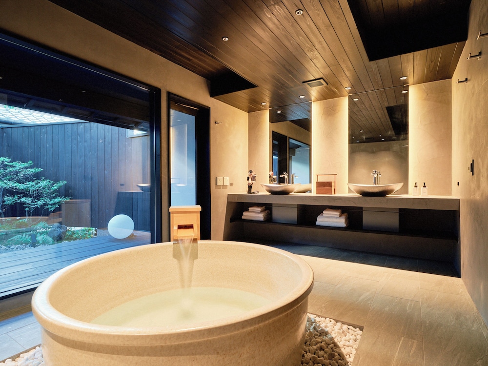 [雪見] 2階建て京町家スイート 3ベッドルーム 露天風呂付 禁煙 (1-6名) バスルーム4 | Kyoto Machiya 鴨川ガーデンズ