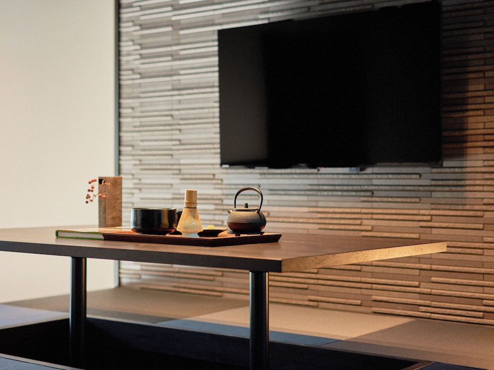 [月見] 2階建て京町家スイート 2ベッドルーム 露天風呂付 禁煙 リビング エリア3 | Kyoto Machiya 鴨川ガーデンズ