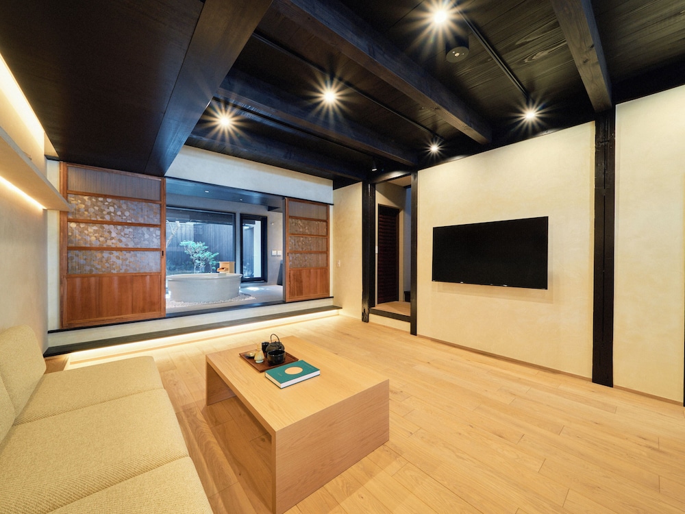 [雪見] 2階建て京町家スイート 3ベッドルーム 露天風呂付 禁煙 (1-6名) リビング エリア2 | Kyoto Machiya 鴨川ガーデンズ