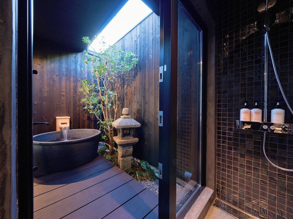 [月見] 2階建て京町家スイート 2ベッドルーム 露天風呂付 禁煙 バスルーム0 | Kyoto Machiya 鴨川ガーデンズ