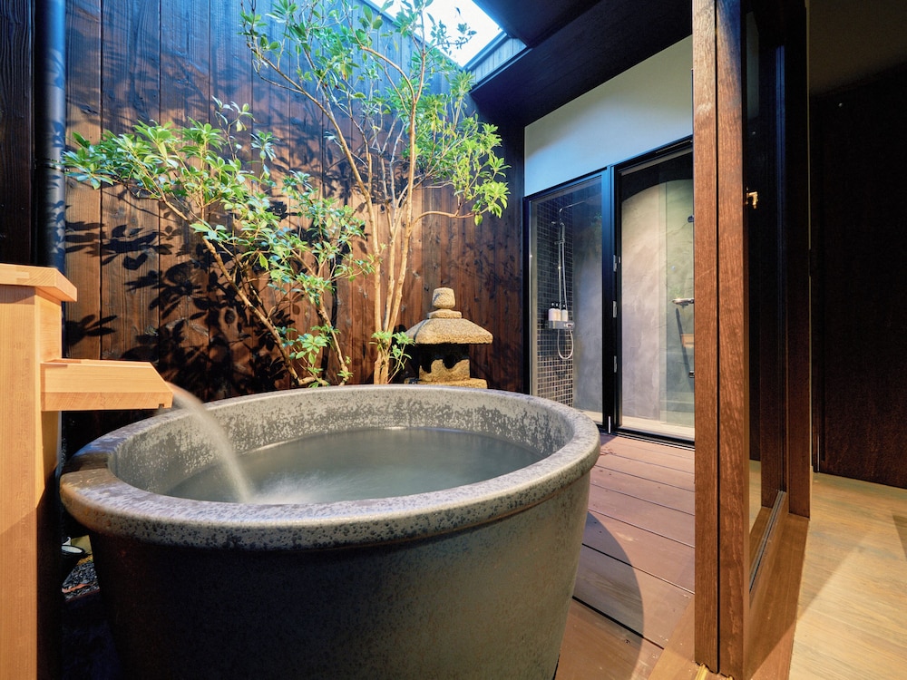 [月見] 2階建て京町家スイート 2ベッドルーム 露天風呂付 禁煙 バスルーム3 | Kyoto Machiya 鴨川ガーデンズ