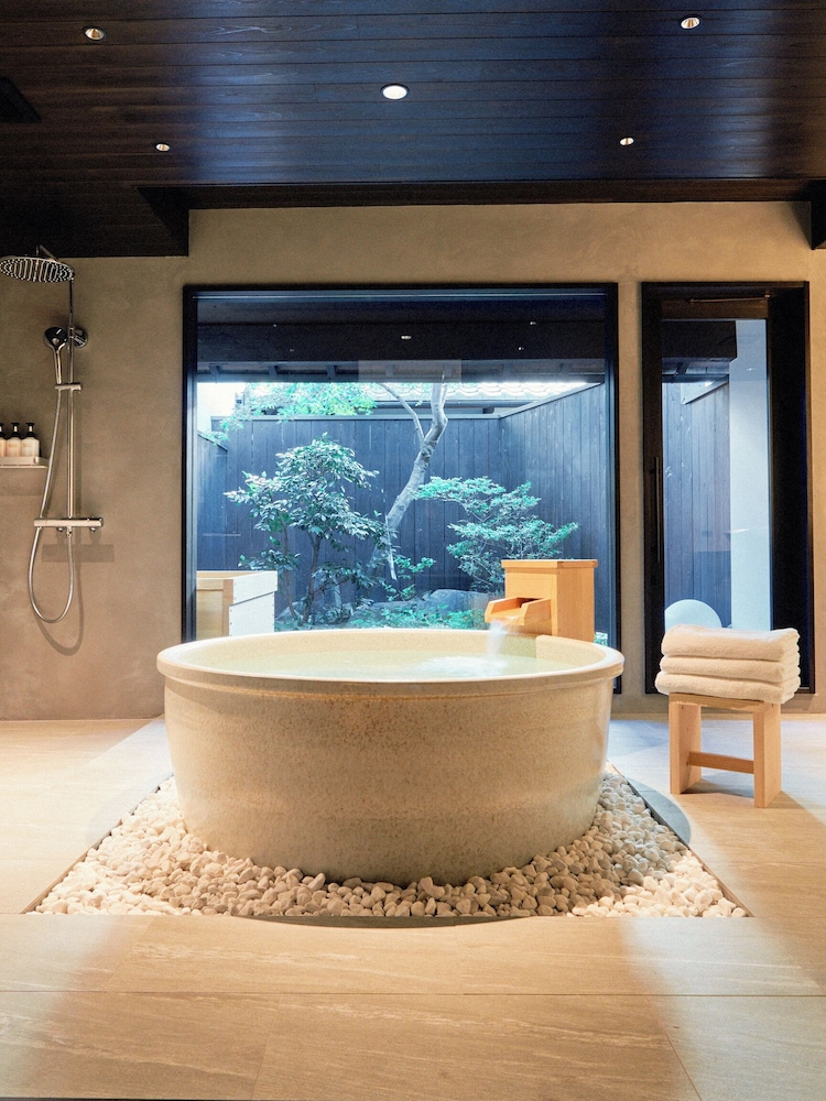 [雪見] 2階建て京町家スイート 3ベッドルーム 露天風呂付 禁煙 (1-6名) バスルーム6 | Kyoto Machiya 鴨川ガーデンズ