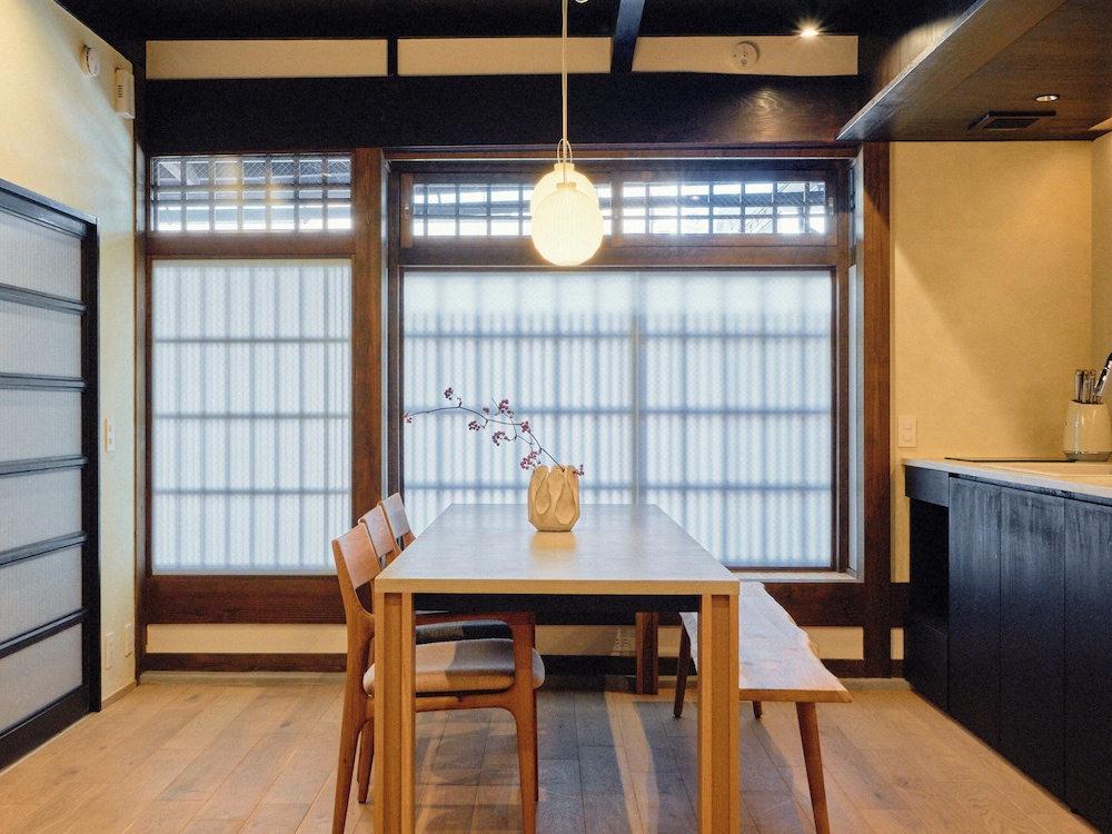 [雪見] 2階建て京町家スイート 3ベッドルーム 露天風呂付 禁煙 (1-6名) リビング エリア0 | Kyoto Machiya 鴨川ガーデンズ