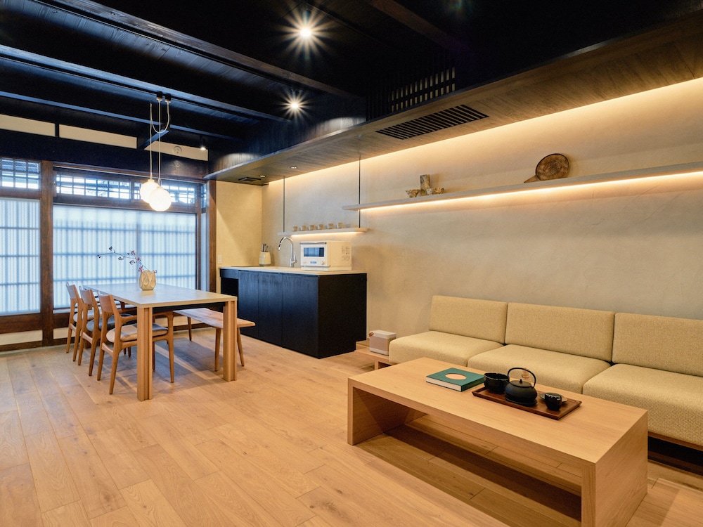 [雪見] 2階建て京町家スイート 3ベッドルーム 露天風呂付 禁煙 (1-6名) リビング エリア3 | Kyoto Machiya 鴨川ガーデンズ