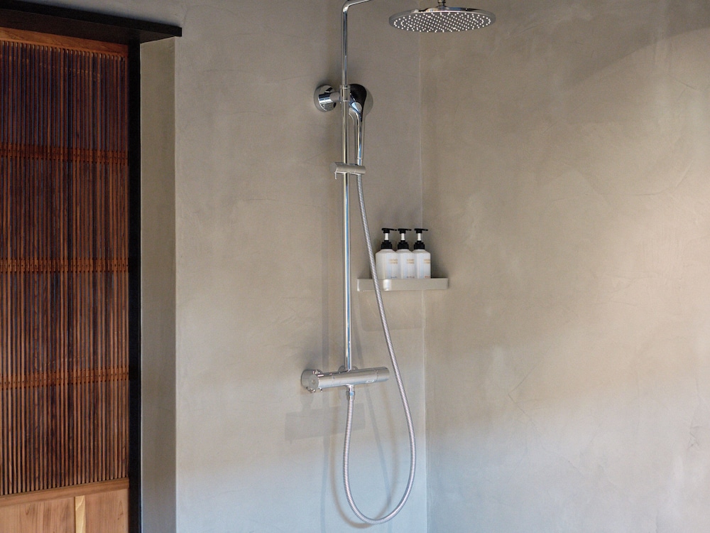 [雪見] 2階建て京町家スイート 3ベッドルーム 露天風呂付 禁煙 (1-6名) バスルーム1 | Kyoto Machiya 鴨川ガーデンズ