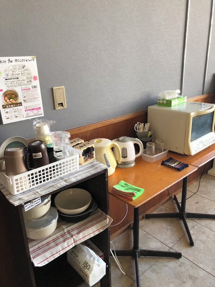 エコノミー 4 人部屋 ベッド (複数台) リビング エリア0 | ゲストハウスブルーオーシャン那覇