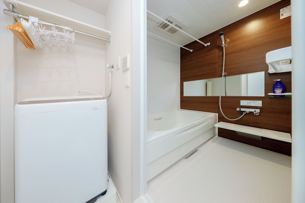 room1/8名収容 禁煙 バスルーム1 | パシフィックコースト江ノ島 by Tranova