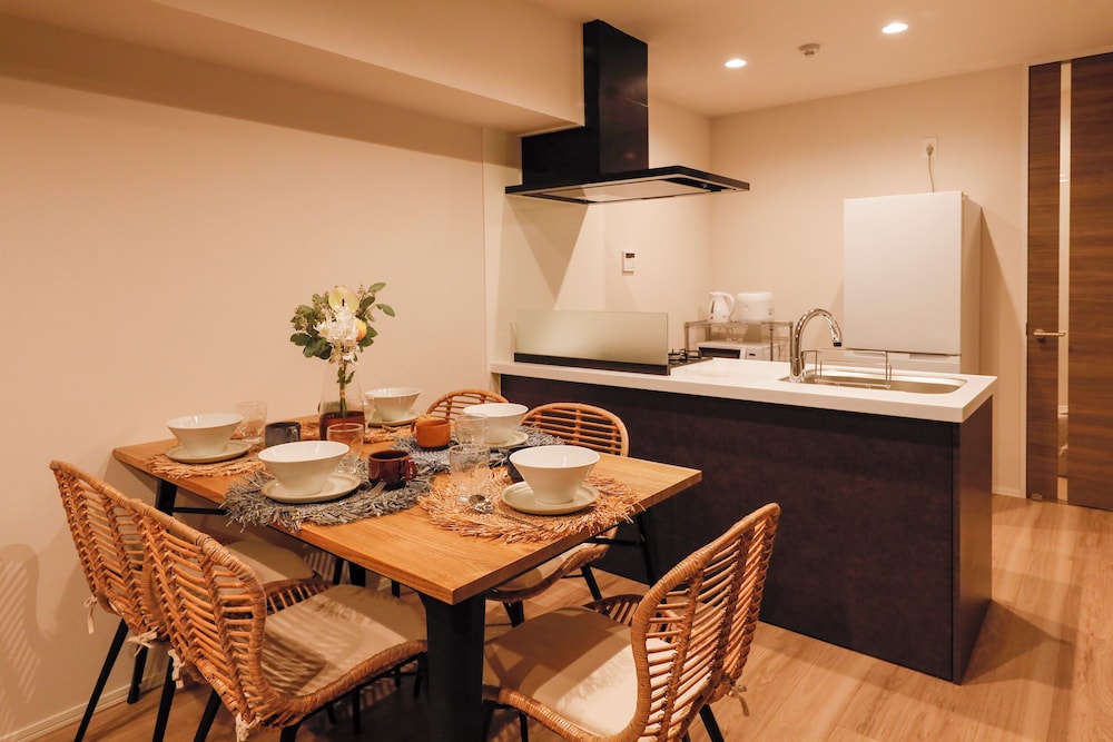 room2/8名収容 禁煙 リビング エリア7 | パシフィックコースト江ノ島 by Tranova