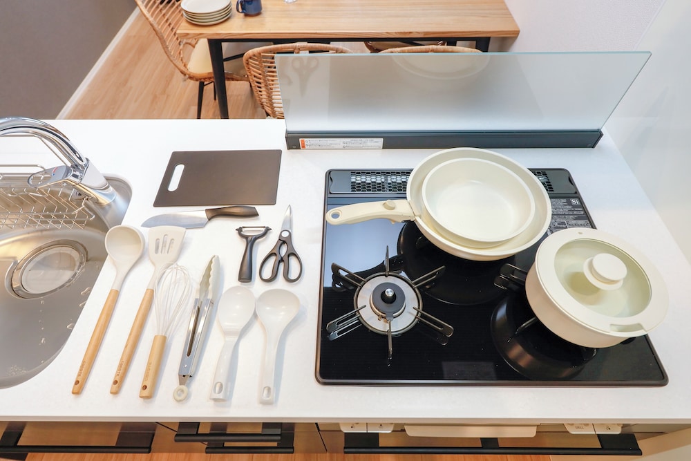 room2/8名収容 禁煙 専用キッチン2 | パシフィックコースト江ノ島 by Tranova