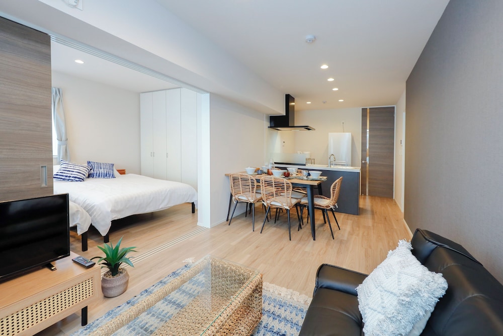 room2/8名収容 禁煙 リビング エリア6 | パシフィックコースト江ノ島 by Tranova