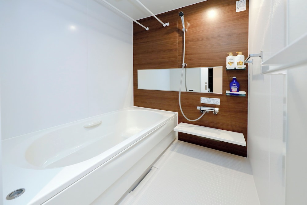 room1/8名収容 禁煙 バスルーム2 | パシフィックコースト江ノ島 by Tranova