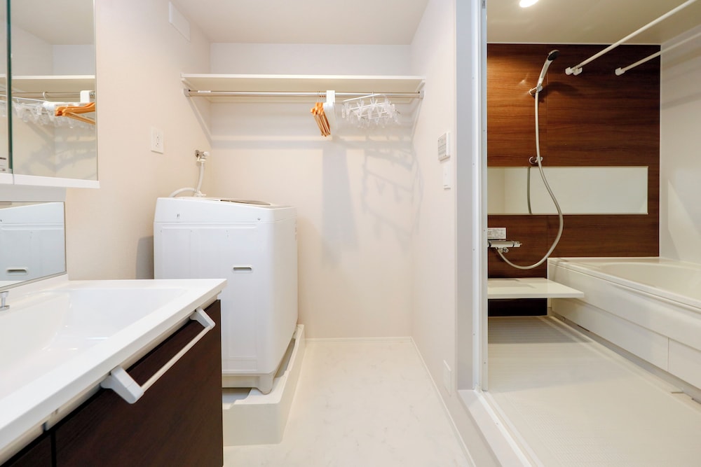 room2/8名収容 禁煙 バスルーム2 | パシフィックコースト江ノ島 by Tranova