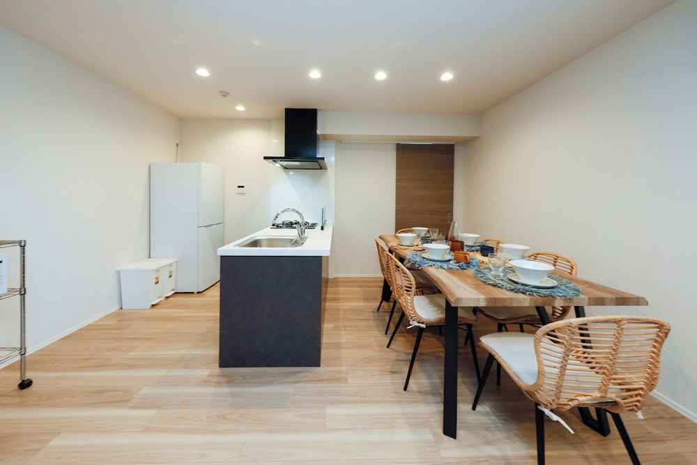 room1/8名収容 禁煙 専用キッチン1 | パシフィックコースト江ノ島 by Tranova