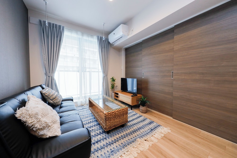 room2/8名収容 禁煙 リビング エリア5 | パシフィックコースト江ノ島 by Tranova