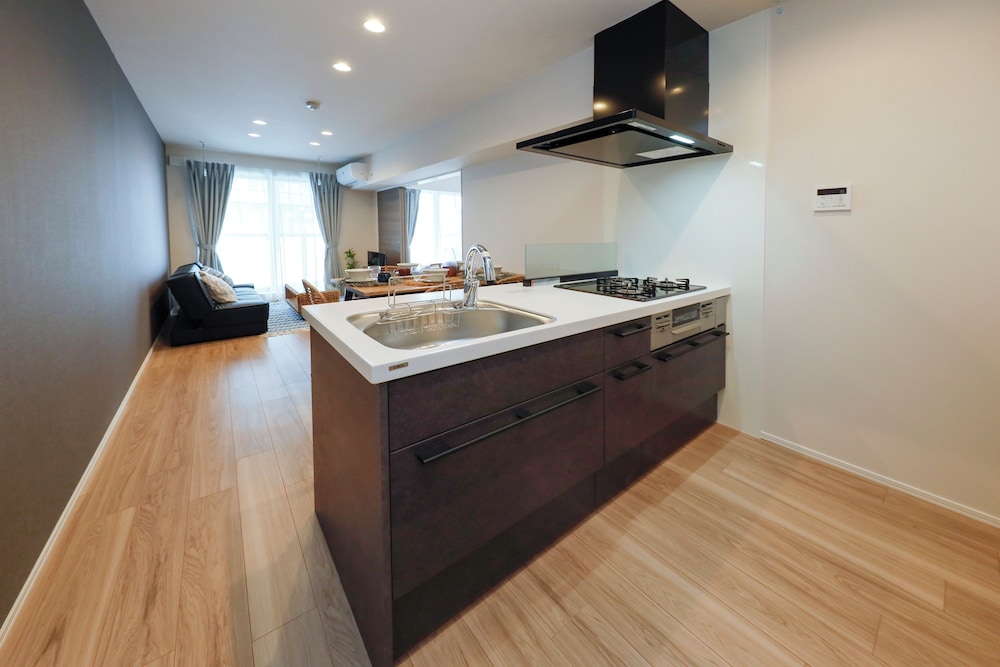 room2/8名収容 禁煙 専用キッチン3 | パシフィックコースト江ノ島 by Tranova