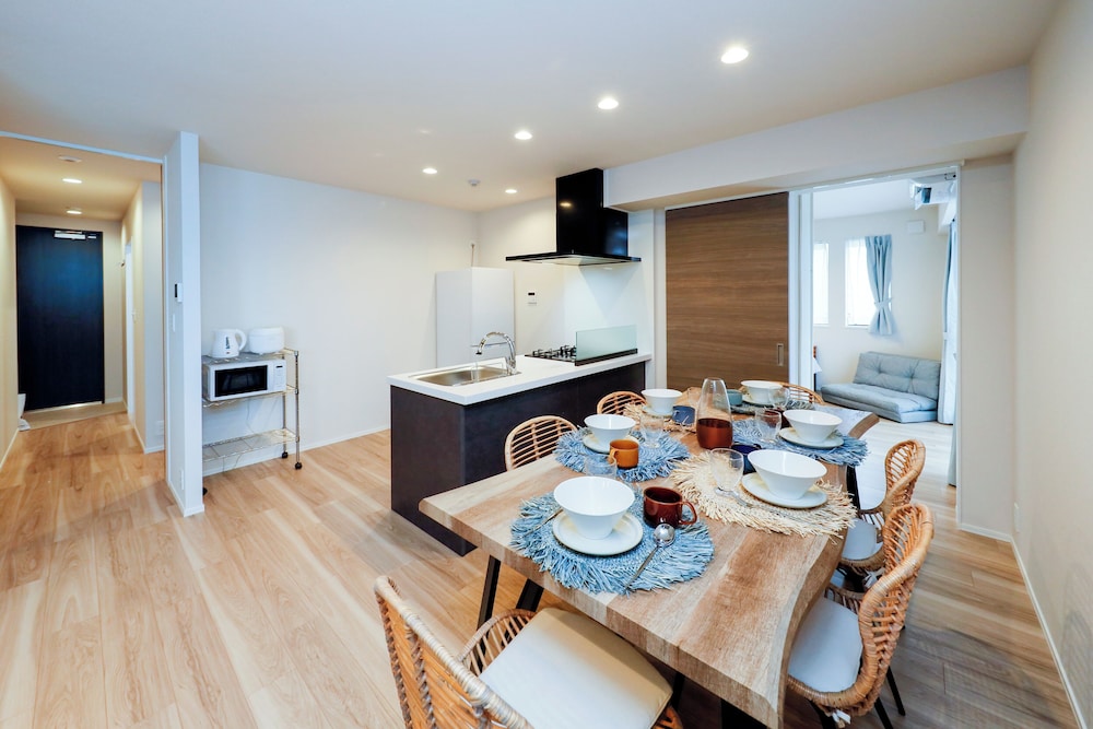 room1/8名収容 禁煙 専用キッチン2 | パシフィックコースト江ノ島 by Tranova