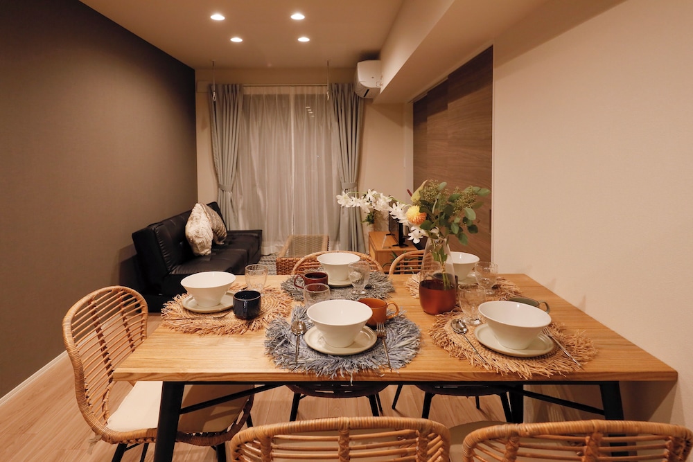 room2/8名収容 禁煙 リビング エリア2 | パシフィックコースト江ノ島 by Tranova