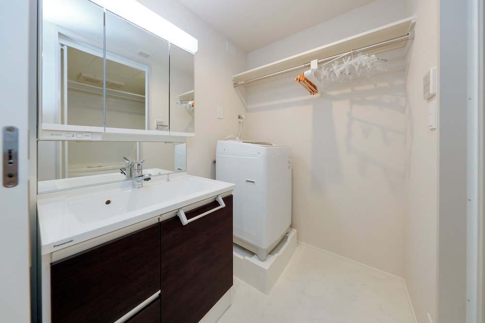 room2/8名収容 禁煙 バスルーム0 | パシフィックコースト江ノ島 by Tranova