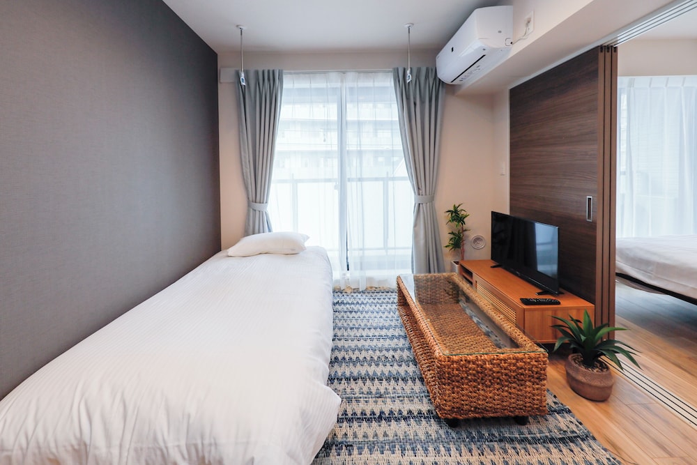 room2/8名収容 禁煙 リビング エリア4 | パシフィックコースト江ノ島 by Tranova