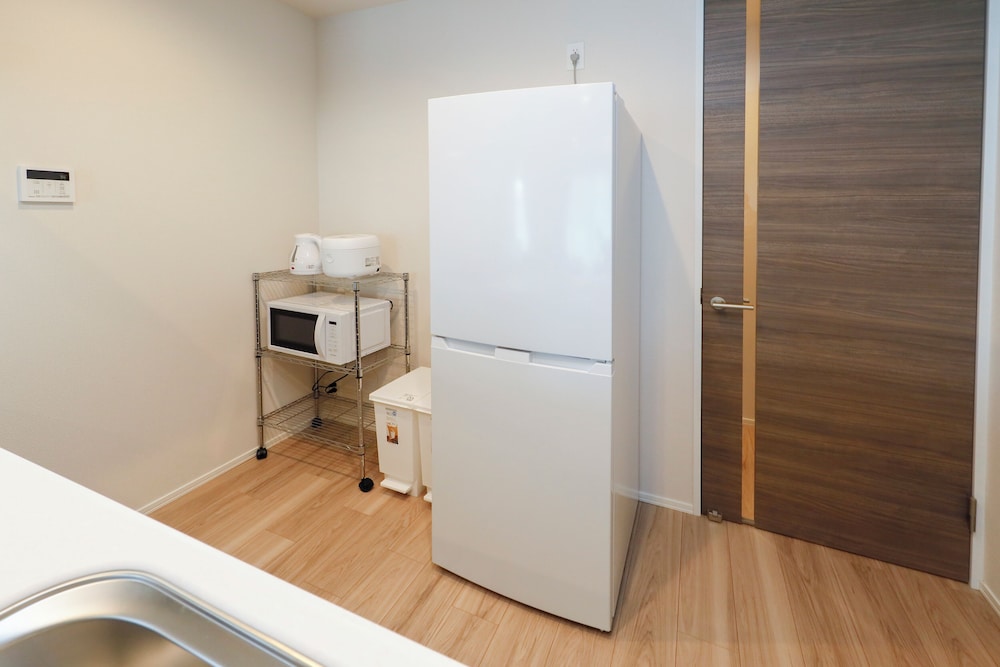 room2/8名収容 禁煙 専用キッチン1 | パシフィックコースト江ノ島 by Tranova