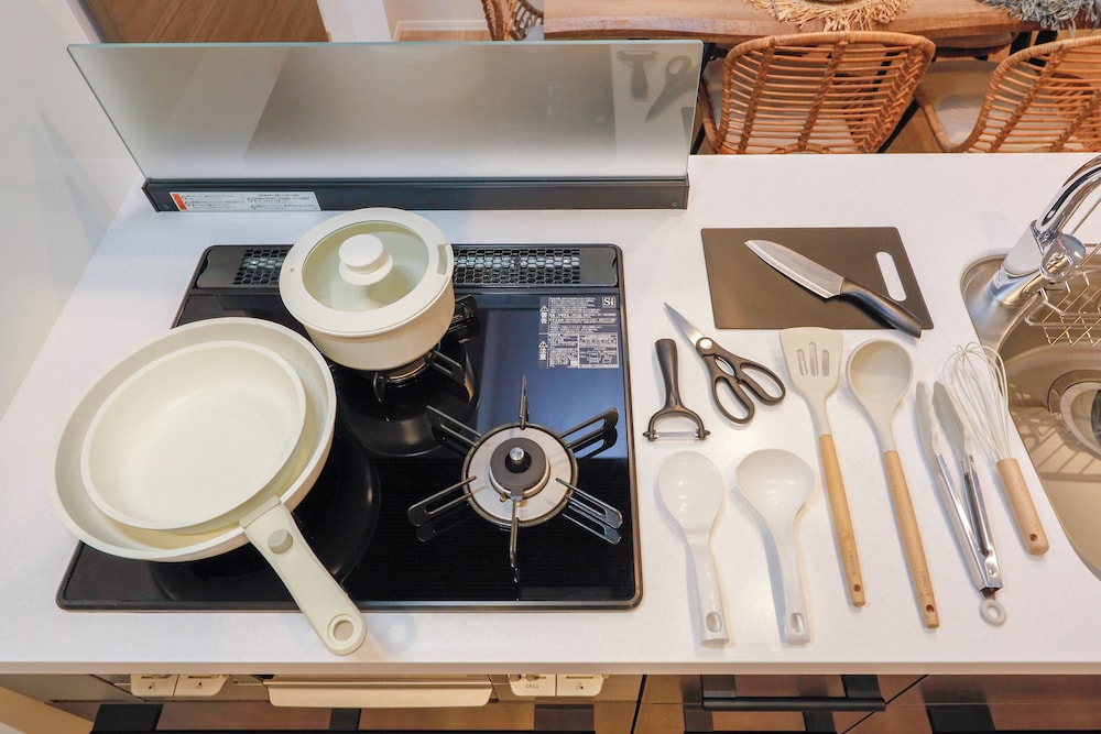 room1/8名収容 禁煙 専用キッチン4 | パシフィックコースト江ノ島 by Tranova