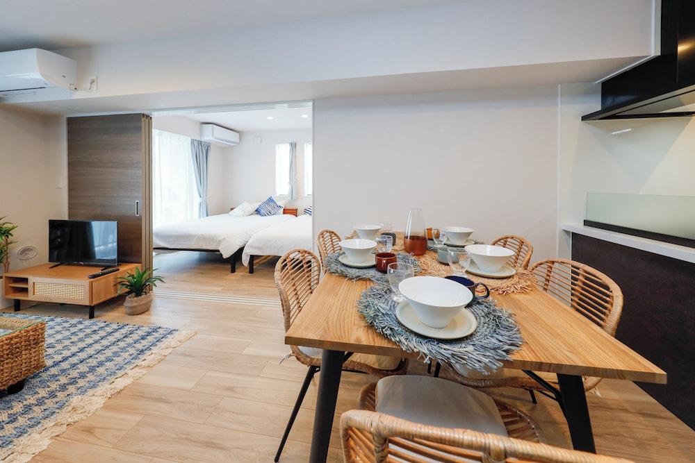 room2/8名収容 禁煙 リビング エリア1 | パシフィックコースト江ノ島 by Tranova