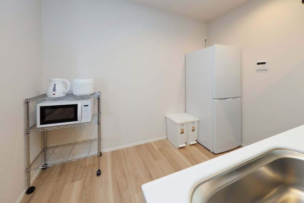 room1/8名収容 禁煙 専用キッチン3 | パシフィックコースト江ノ島 by Tranova