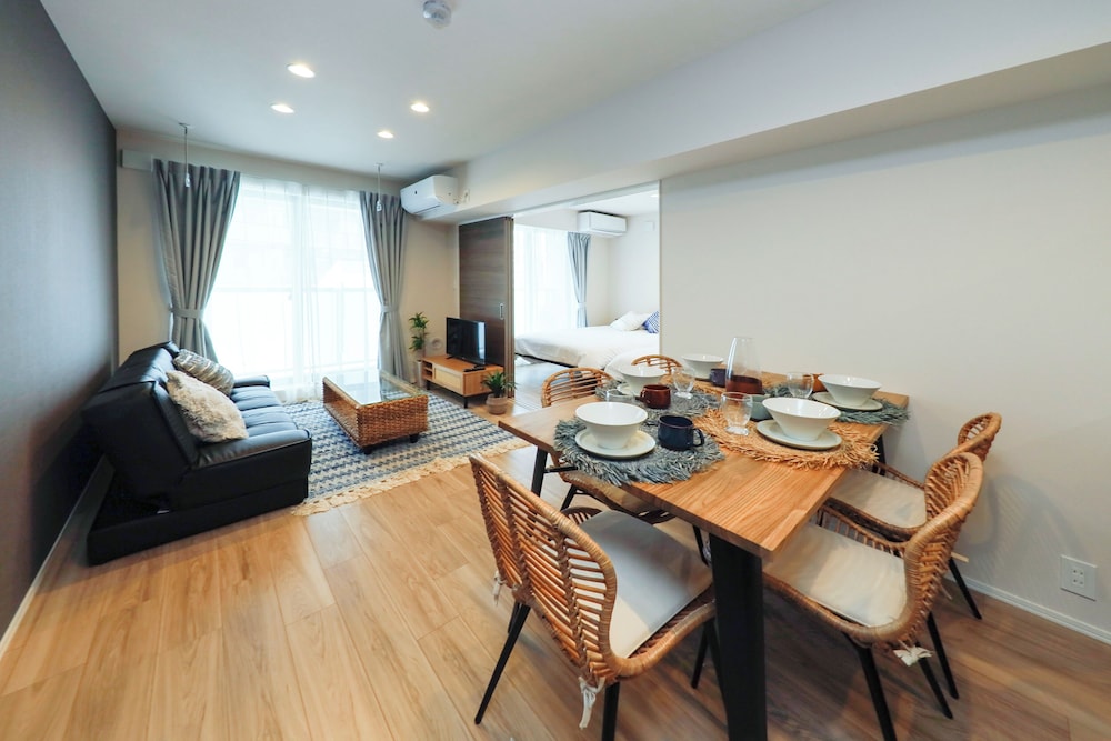 room2/8名収容 禁煙 リビング エリア9 | パシフィックコースト江ノ島 by Tranova