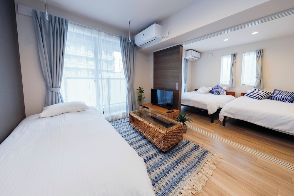 room2/8名収容 禁煙 リビング エリア8 | パシフィックコースト江ノ島 by Tranova