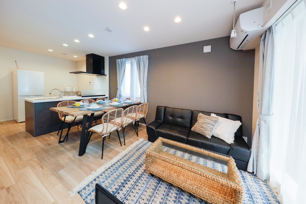 room3/5名収容 禁煙 リビング エリア1 | パシフィックコースト江ノ島 by Tranova