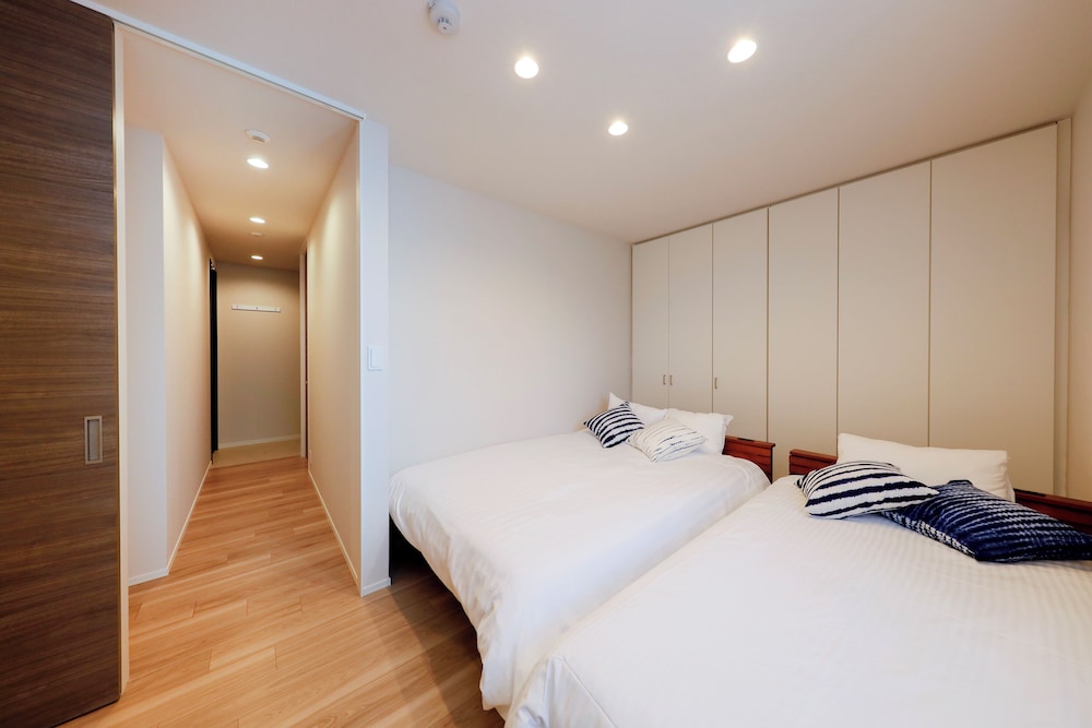 room2/8名収容 禁煙 客室2 | パシフィックコースト江ノ島 by Tranova