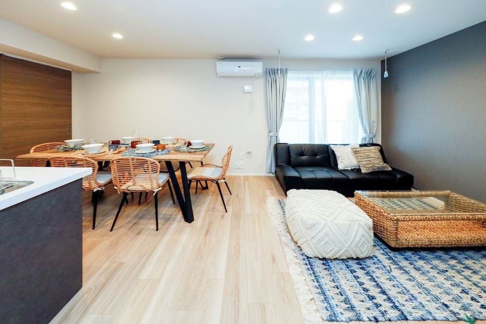 room1/8名収容 禁煙 リビング エリア0 | パシフィックコースト江ノ島 by Tranova