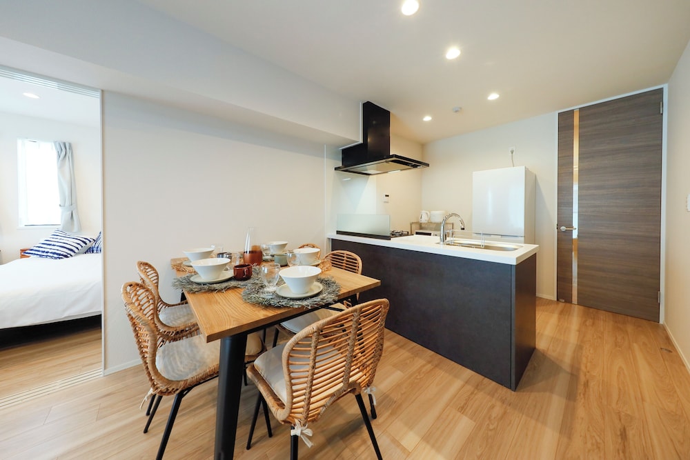 room2/8名収容 禁煙 リビング エリア0 | パシフィックコースト江ノ島 by Tranova