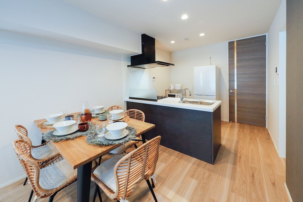 room2/8名収容 禁煙 リビング エリア3 | パシフィックコースト江ノ島 by Tranova