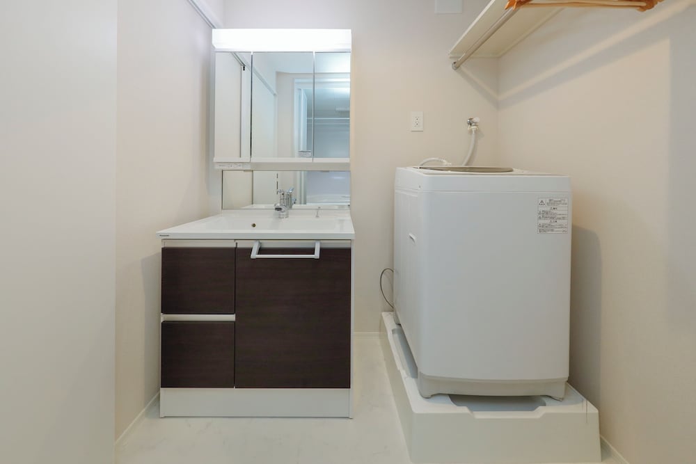 room2/8名収容 禁煙 バスルーム3 | パシフィックコースト江ノ島 by Tranova