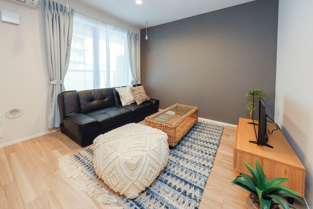 room1/8名収容 禁煙 リビング エリア1 | パシフィックコースト江ノ島 by Tranova