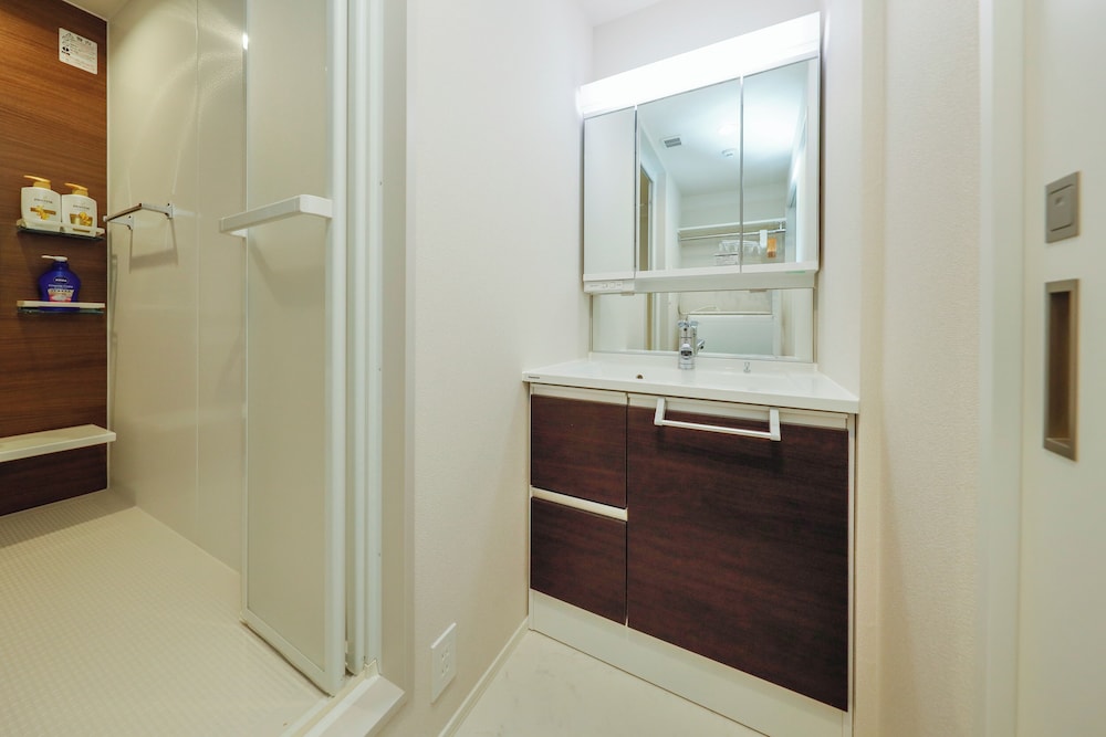 room1/8名収容 禁煙 バスルーム0 | パシフィックコースト江ノ島 by Tranova