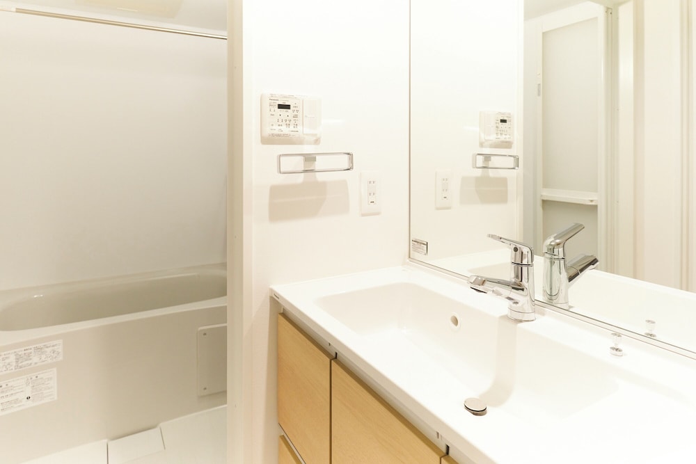 D (5p) 禁煙 バスルーム1 | フロンティアコンフォート北池袋 by Tranova